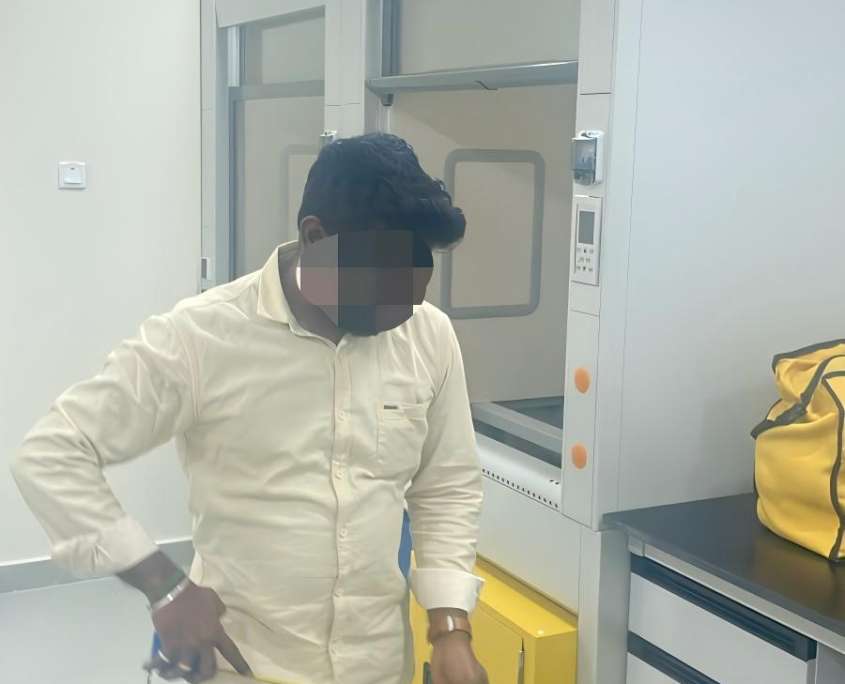 Bahrain-Stahl-Holz-Laborwerkbank mit Epoxidharz-Arbeitsplatte und Abzugshaube Bahrain-Stahl-Holz-Laborwerkbank mit Epoxidharz-Arbeitsplatte und Abzugshaube