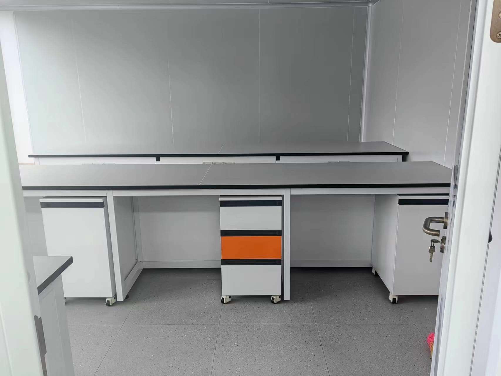 modular-lab-furniture-workbenches