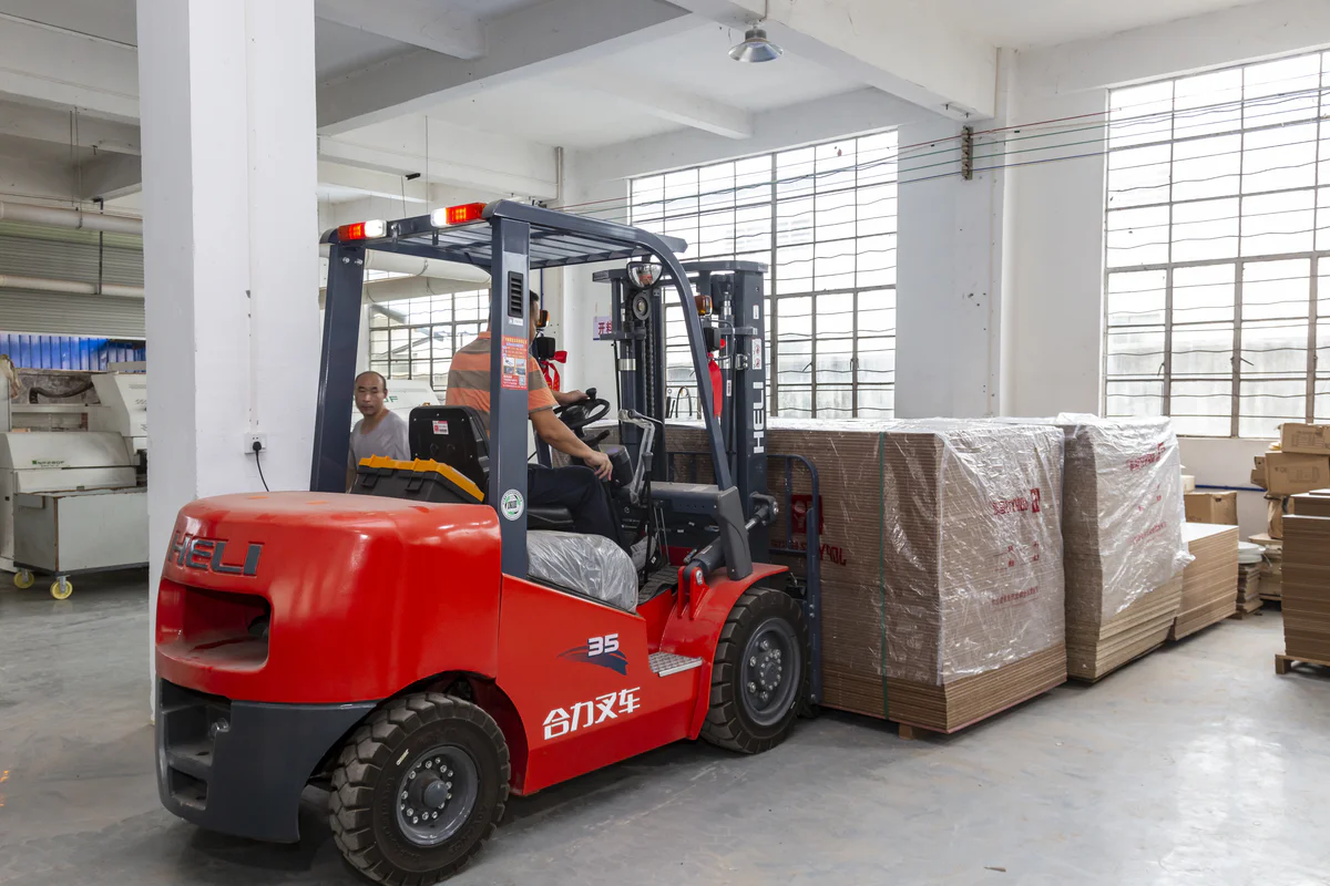 zhlabs-factory-warehouse-forklift-loading-lab-countertop-panels zhlabs-factory-warehouse-forklift-loading-lab-countertop-panels